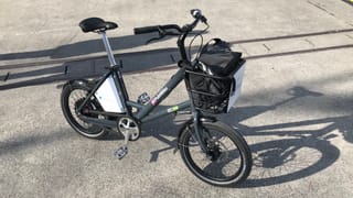 Ein kleines, schwarzes Velo Ein kleines, schwarzes Velo