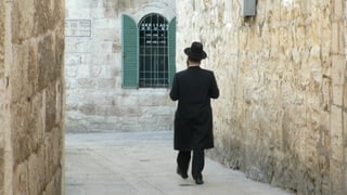 Ein jüdischer Mann in der Strasse