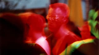Ein Mann mit Sonnenbrille tanzt im Club. Ein Mann mit Sonnenbrille tanzt im Club.