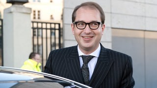 Alexander Dobrindt in Anzug und Kravatte.