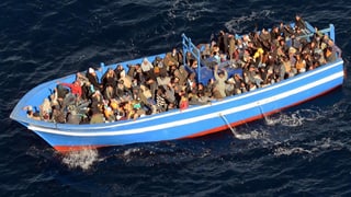 Mehr als 200 Migranten landeten mit diesem Boot im Januar auf Lampedusa. (Archiv)
