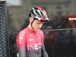 Chris Froome mit zum Boden gesenkten Kopf.