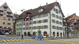 Historische Gebäude (Stadthaus Zug) an einem Platz mit Fussgängerstreifen. 