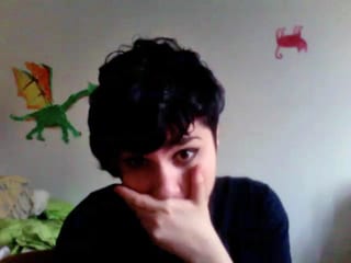 Ein Screenshot aus Emily's Video. Die Frau hat kurze schwarze Haare.