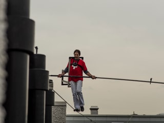 Schritt für Schritt dem anderen Dach entgegen - der ganze Bahnhofplatz in Aarau hält den Atem an.