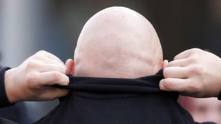 Ein Mann mit Glatze.