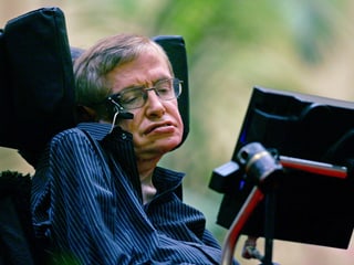 Stephen Hawking im Rollstuhl.