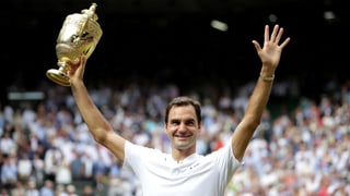 Roger Federer stemmt Pokal in die luft
