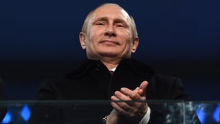 Putin in Grossaufnahme, er klatscht in die Hände.
