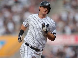 DJ LeMahieu absolviert seinen Homerun. DJ LeMahieu absolviert seinen Homerun.