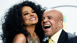Diana Ross und Motown-Gründer Berry Gordy lachend. Diana Ross und Motown-Gründer Berry Gordy lachend.