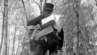 Ein vollbepackter Briefträger im Jahr 1933