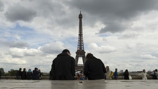 Eiffelturm und Besucher