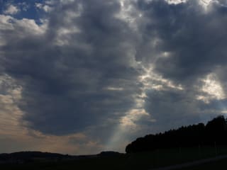 Dicke Wolken mit wenig blauem Himmel.