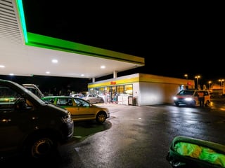 Eine Tankstelle bei Nacht.