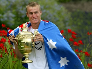 Lleyton Hewitt mit dem Wimbledon-Pokal. Lleyton Hewitt mit dem Wimbledon-Pokal.