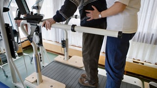 Mann bei der Reha