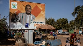 Der Staatspräsident von Burkina Faso, Roch Marc Kabore, auf einem Wahlkampfplakat im im November 2020 in der Hauptstadt Ouagadougou on November. Er steht dem Land seit Ende 2015 vor.