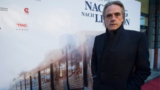 Schauspieler Jeremy Irons steht vor dem Berner Kino Bubenberg.