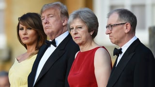 Die Ehepaare Trump und May in einer Reihe stehend. Die Ehepaare Trump und May in einer Reihe stehend.