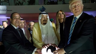 Ägyptens Präsident Al-Sisi, König Salman und Trump berühren eine leuchtende Weltkugel. Ägyptens Präsident Al-Sisi, König Salman und Trump berühren eine leuchtende Weltkugel.
