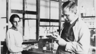  Lise Meitner und Otto Hahn, aufgenommen 1913 im Labor des Kaiser-Wilhelm-Instituts in Berlin.