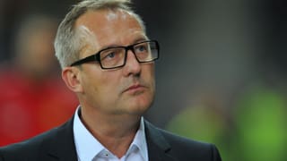 Fredy Bickel mit Brille blickt konzentriert in die Ferne.