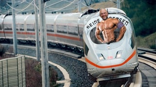 Fotomontage: Ein Mann mit Bodybuilder-Körper schaut aus dem Zug. Fotomontage: Ein Mann mit Bodybuilder-Körper schaut aus dem Zug.