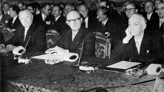 Der deutsche Bundeskanzler Konrad Adenauer und der italienische Ministerpräsident Antonio Segni bei Unterzeichnung der Römischen Verträge