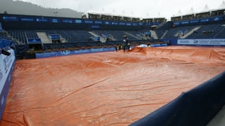 Der Court von Gstaad, mit Planen abgedeckt.