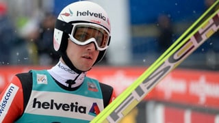 Simon Ammann mit Skis. 