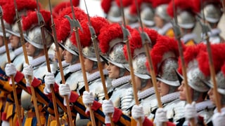 Mitglieder der Schweizergarde treten in Reih und Glied im Vatikan an.