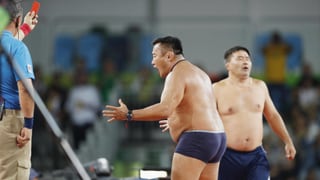 Die mongolischen Trainer fast nackt beim Ring