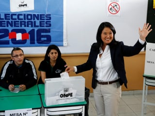 Fujimoris  wirft einen Wahlzettel in die Urne