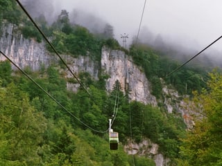 Grüne Vierer -Gondel einer kleinen Luftseilbahn auf den Brändeln bei Wolfenschiessen im Kanton Nidwalden