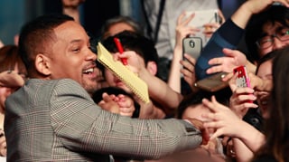 Auf dem Bild ist Will Smith in einer Fanmenge zu sehen. Auf dem Bild ist Will Smith in einer Fanmenge zu sehen.