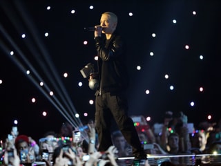 Rapper Eminem singt an den 20. MTV Europe Music Awards in Amsterdam.