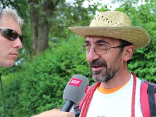 Reto Scherrer unterhält sich mit Hans-Peter Böckli.