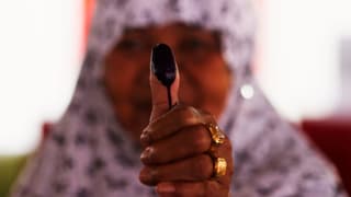 Wählerin in Indonesien