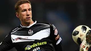 Marc Janko stoppt den Ball mit dem linken Fuss Marc Janko stoppt den Ball mit dem linken Fuss