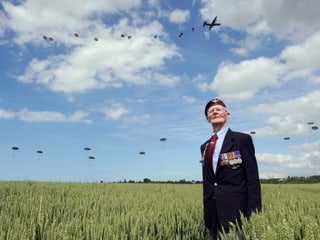Ein britischer Weltkriegsveteran bei den Feierlichkeiten in der Normandie. 