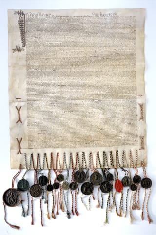 Ein historisches Dokument mit vielen verschiedenen Sigeln daran. Ein historisches Dokument mit vielen verschiedenen Sigeln daran.