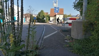 Alte Geleise in einer Strassenkreuzung Alte Geleise in einer Strassenkreuzung