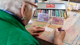 Eine Frau zeichnet mit Farbstiften. 