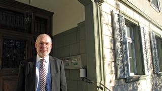 Der Gemeindepräsident von Menznau vor dem Gemeindehaus.