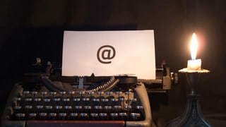 Schreibmaschin mit Email-Zeichen