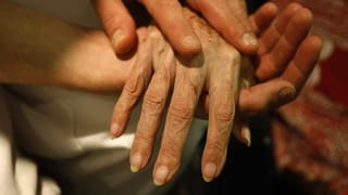 Eine Frau hält die Hand einer alten Frau. Eine Frau hält die Hand einer alten Frau.