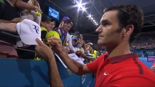 Roger Federer schreibt in Brisbane Autogramme. 