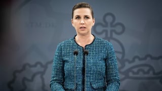 Dänemarks Regierungschefin Mette Frederiksen spricht an einer Medienkonferenz.