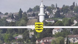 Dorf mit Minarett in der Mitte und Wappen